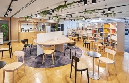 カフェと一体運用する社内ライブラリ｜プラス株式会社
