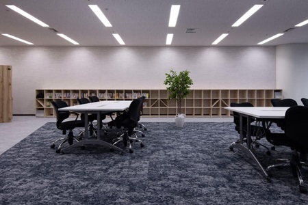 ロー書棚で広がる共用スペース｜コグニビジョン株式会社